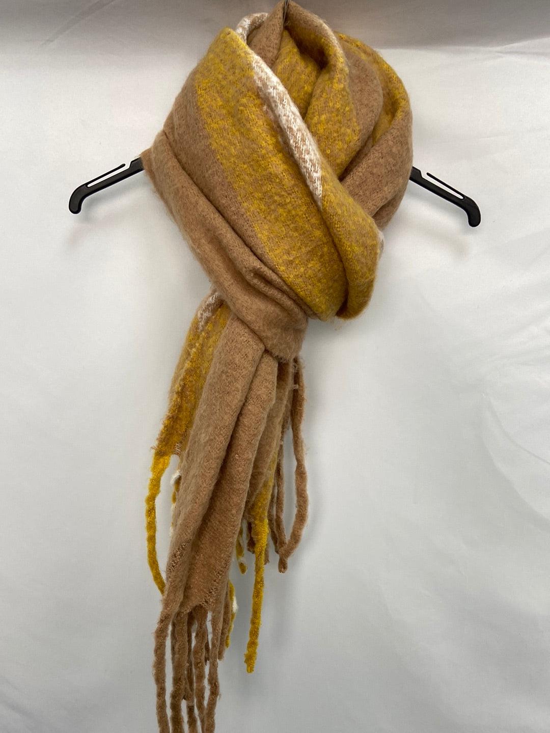 OTRAS.Bufanda gordita oversized beige y mostaza