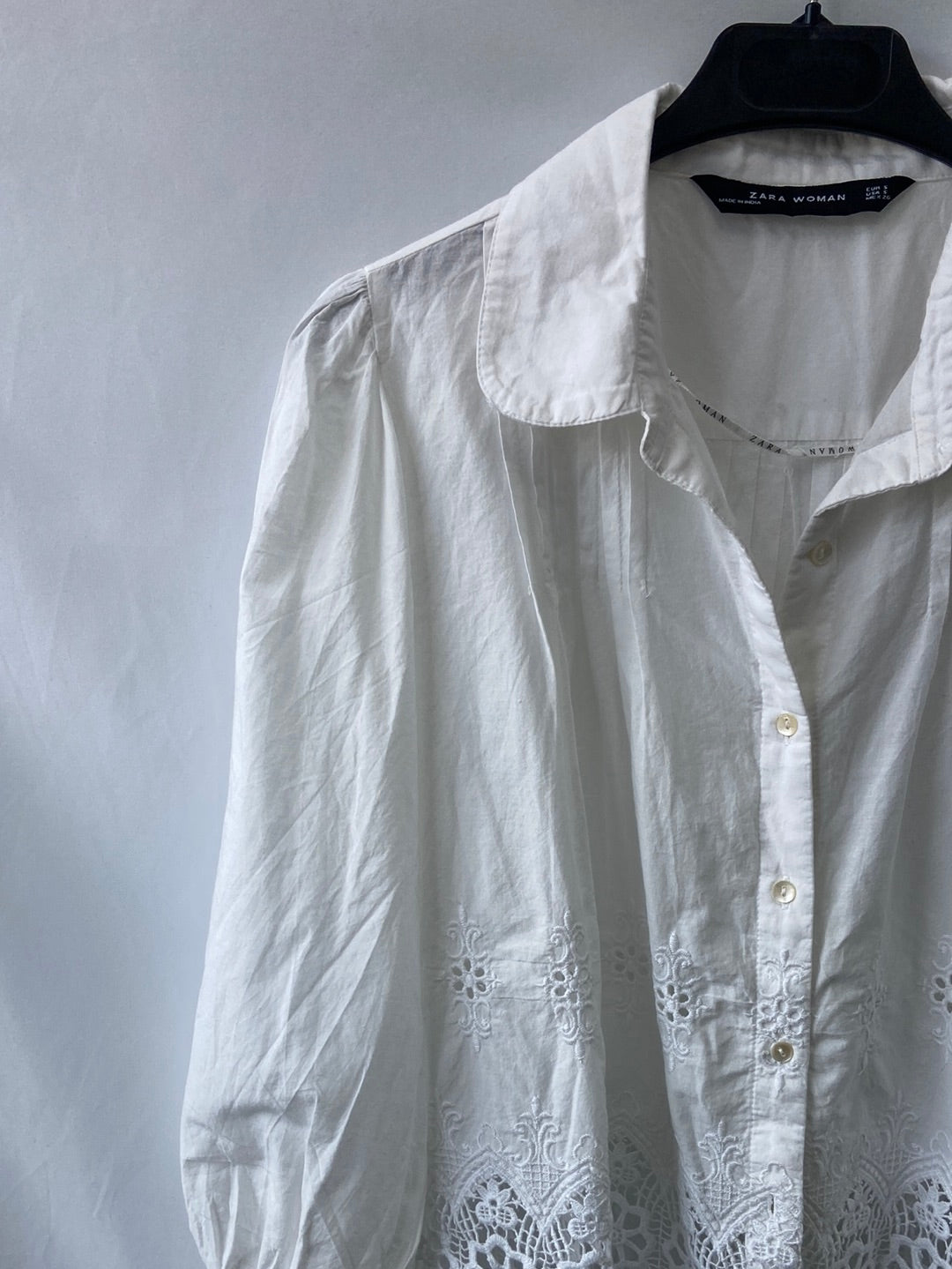 ZARA.Blusa blanca troquelada T.S