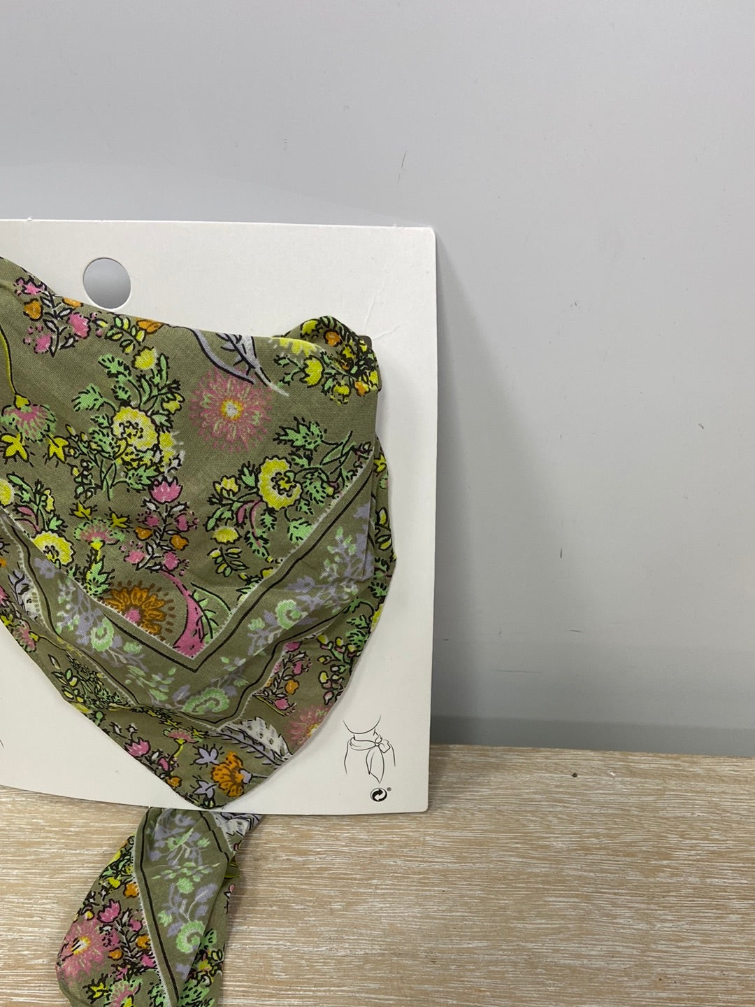 ZARA. Pañuelo verde flores