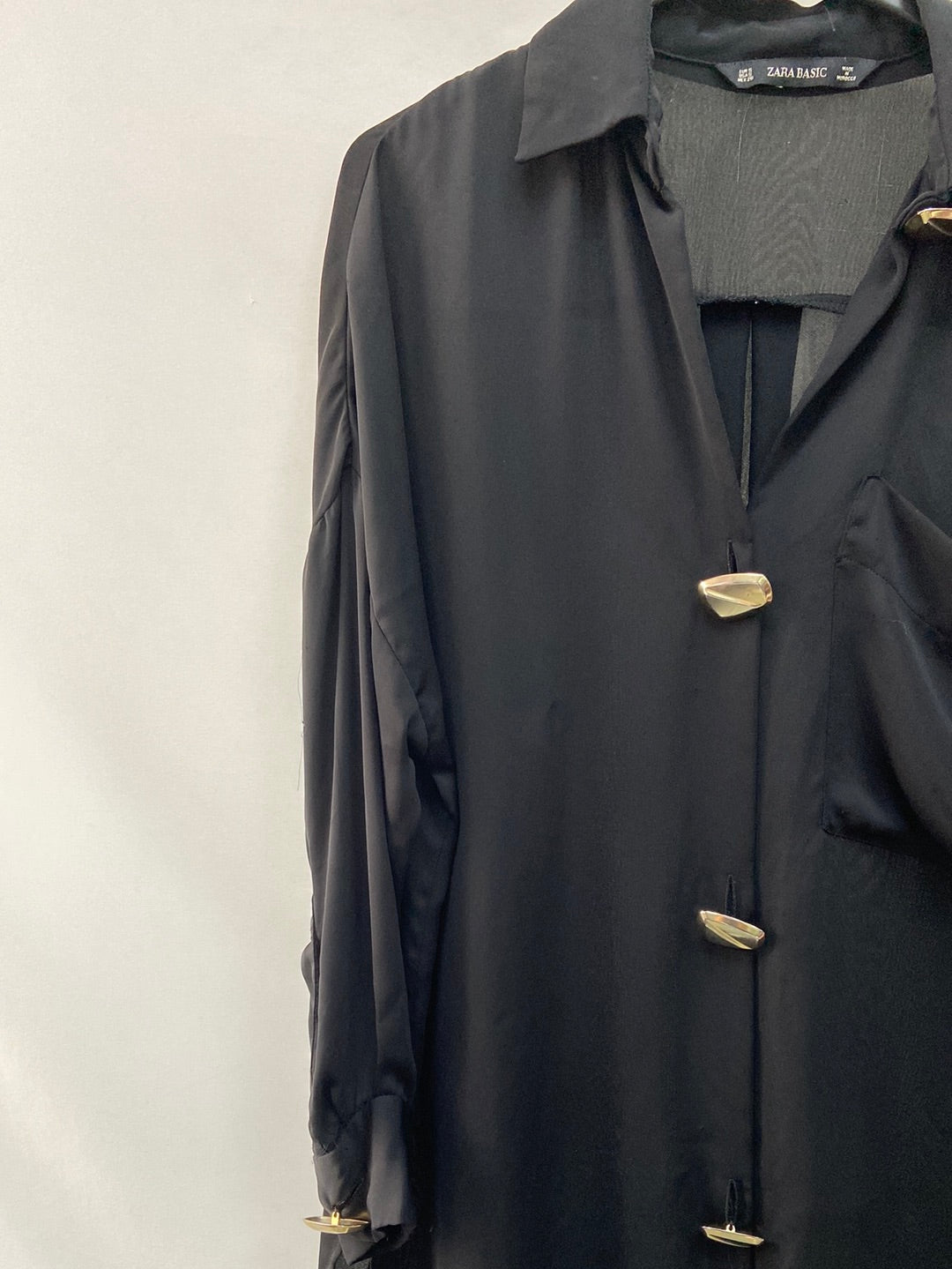 MarketZARA.Blusa negra botones dorados T.S (TARA)