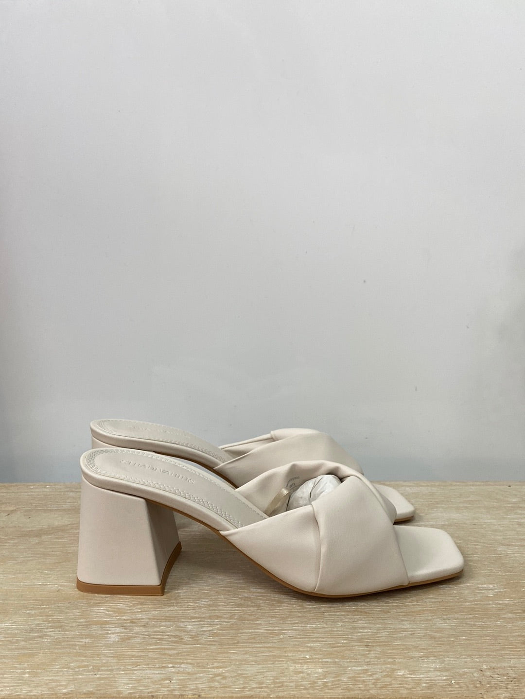 STRADIVARIUS. Beige braided heeled sandals S.37