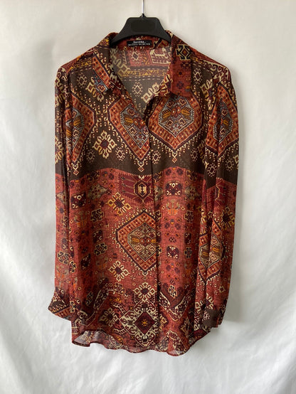 BERSHKA.Blusa larga estampado vintage T.L