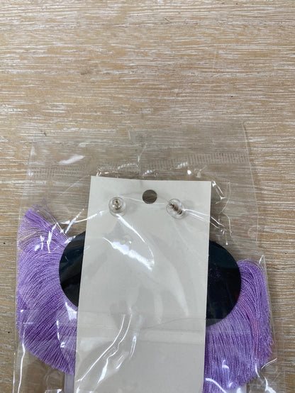 OTRAS.Pendientes morados flecos