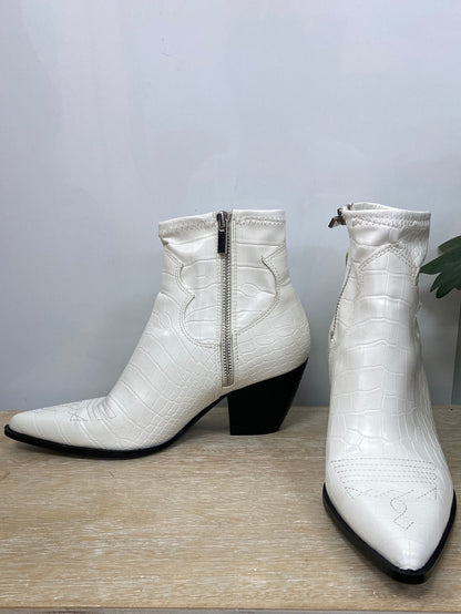 BERSHKA.Botines blancos cowboy T.37