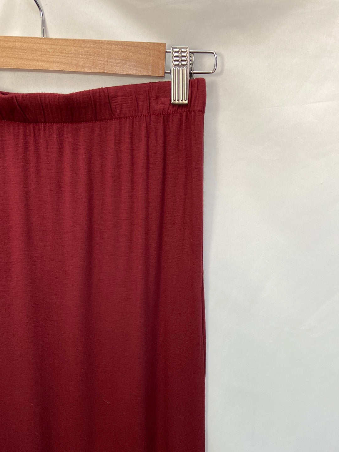 OTRAS.Falda midi tobillera de punto burdeos elástica T.S