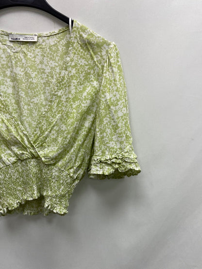 PULL&BEAR.Top cortito verde flores T.XS