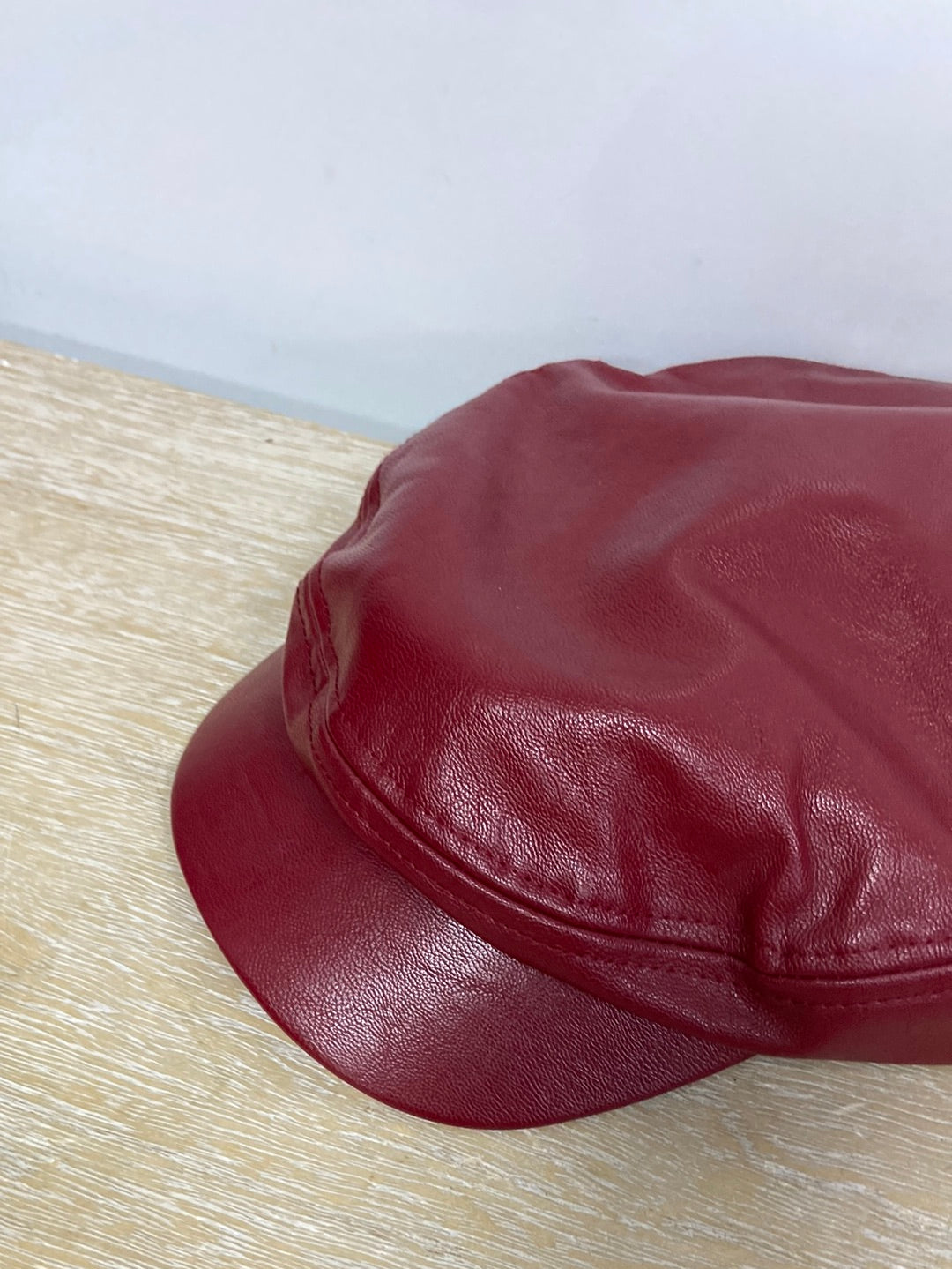 BERSHKA.Gorra polipiel burdeos T.M