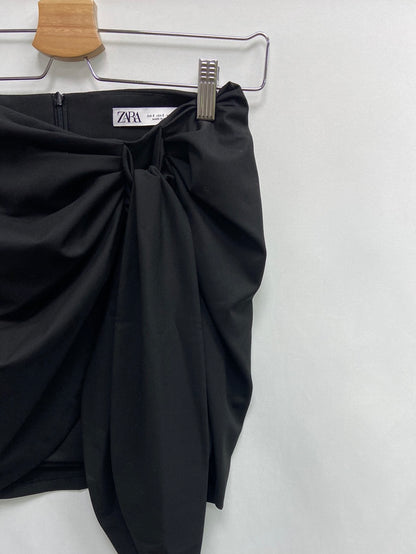 ZARA. Black Ts bow skirt