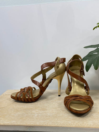 TALÍ.Sandalias marrones tiras tacón T.39