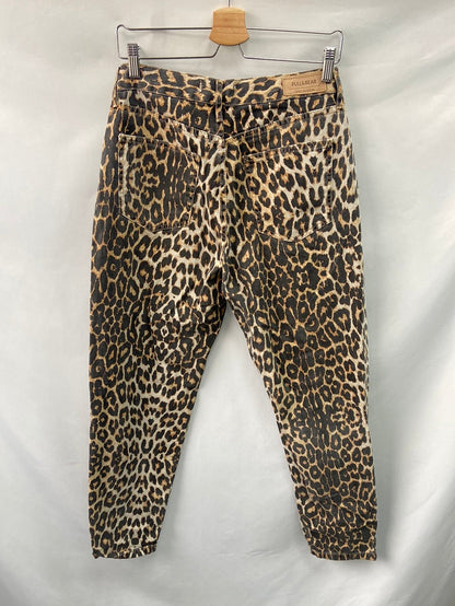 PULL&BEAR. Pantalón animal print T.40