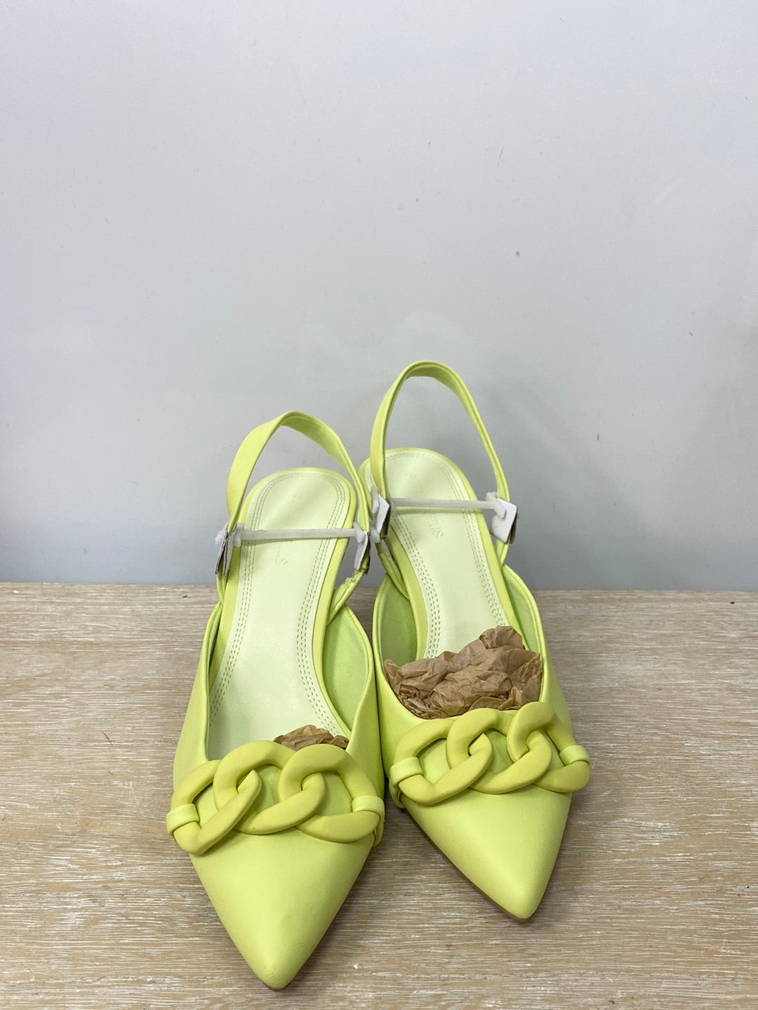 STRADIVARIUS.Stilettos destalonados verde lima T.37