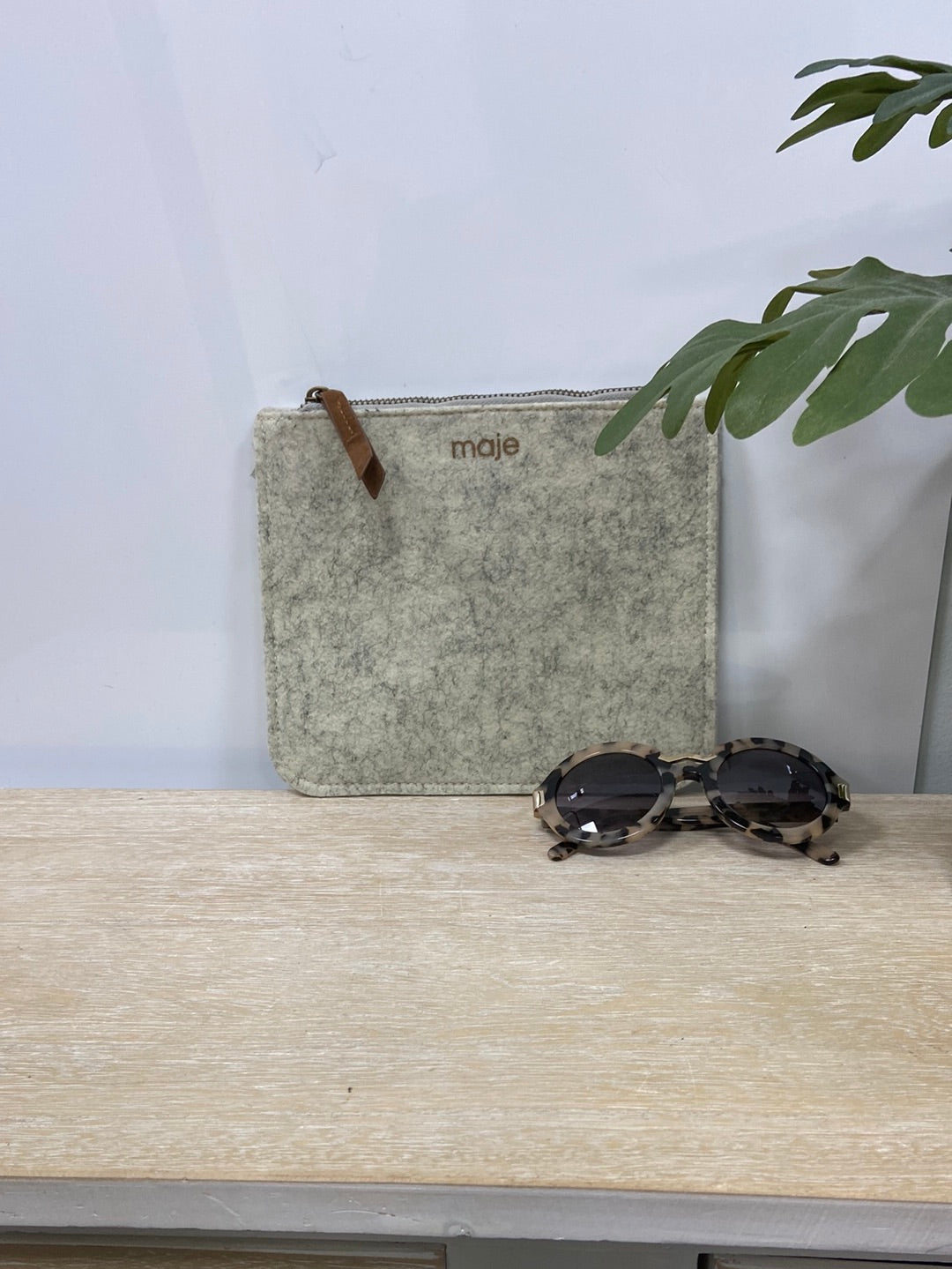 MAJE. Bolso mano fieltro