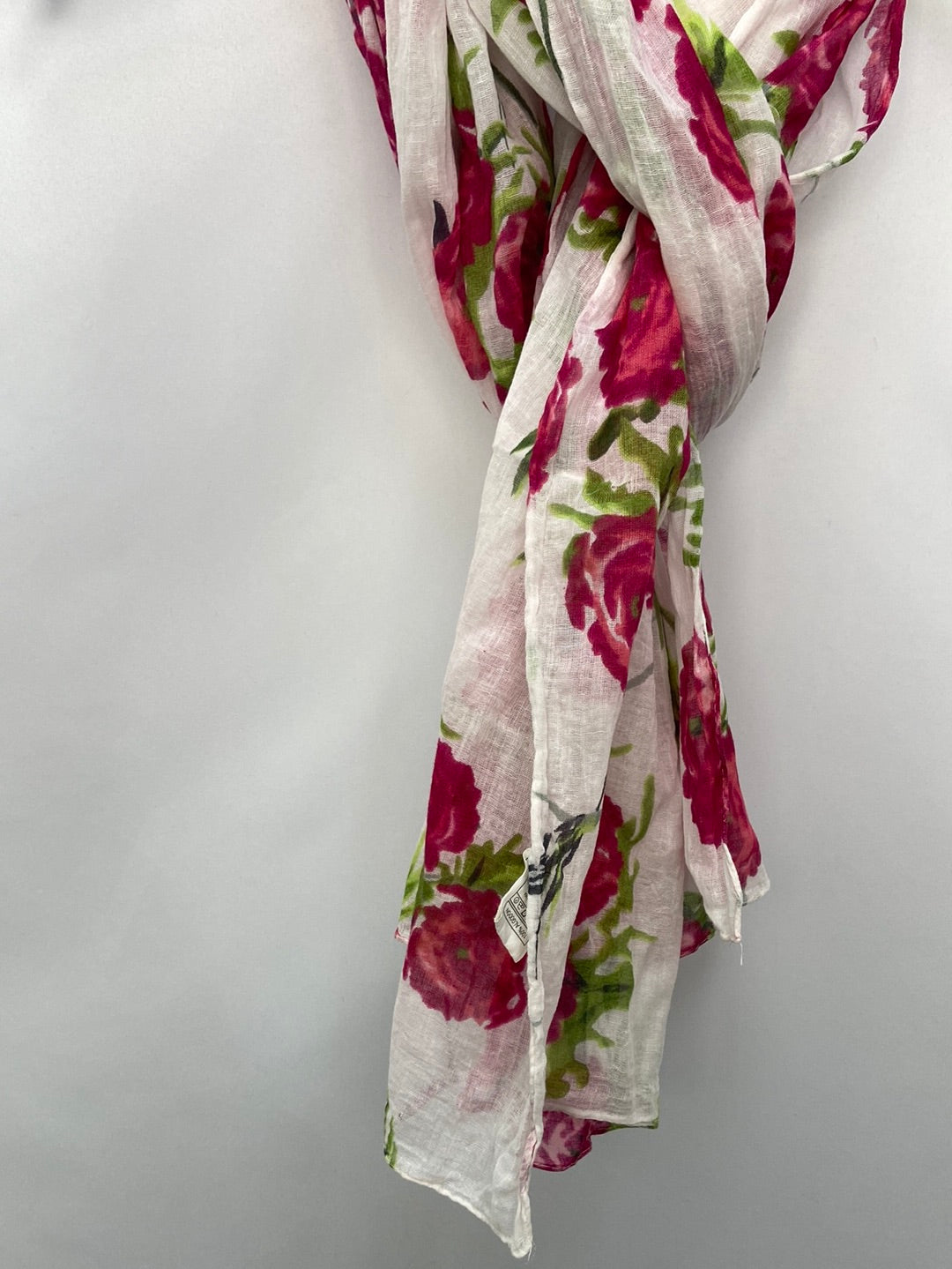 OTHERS. White rose scarf