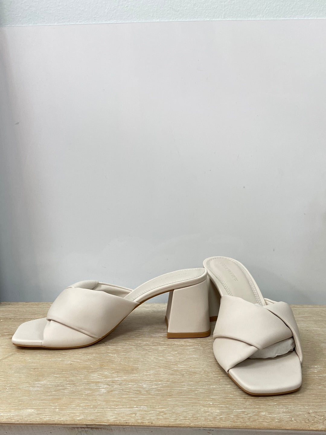 STRADIVARIUS. Beige braided heeled sandals S.37
