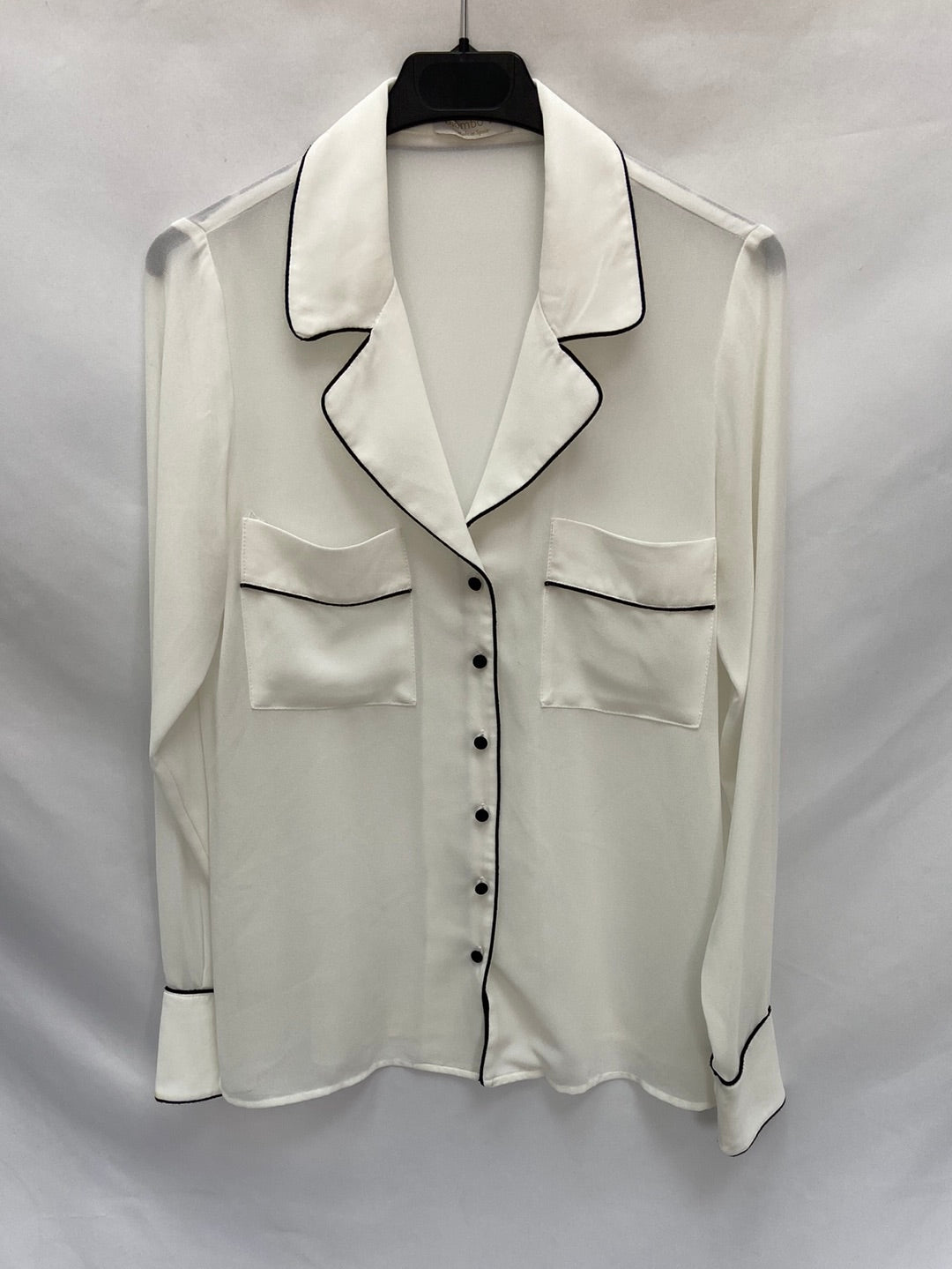 BIOMBO13(BIMANI).Blusa blanca detalles negros T.s