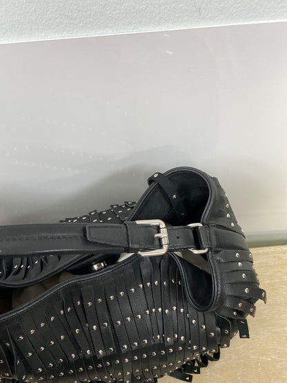 MarketUTERQÜE.Bolso negro flecos y tachuelas