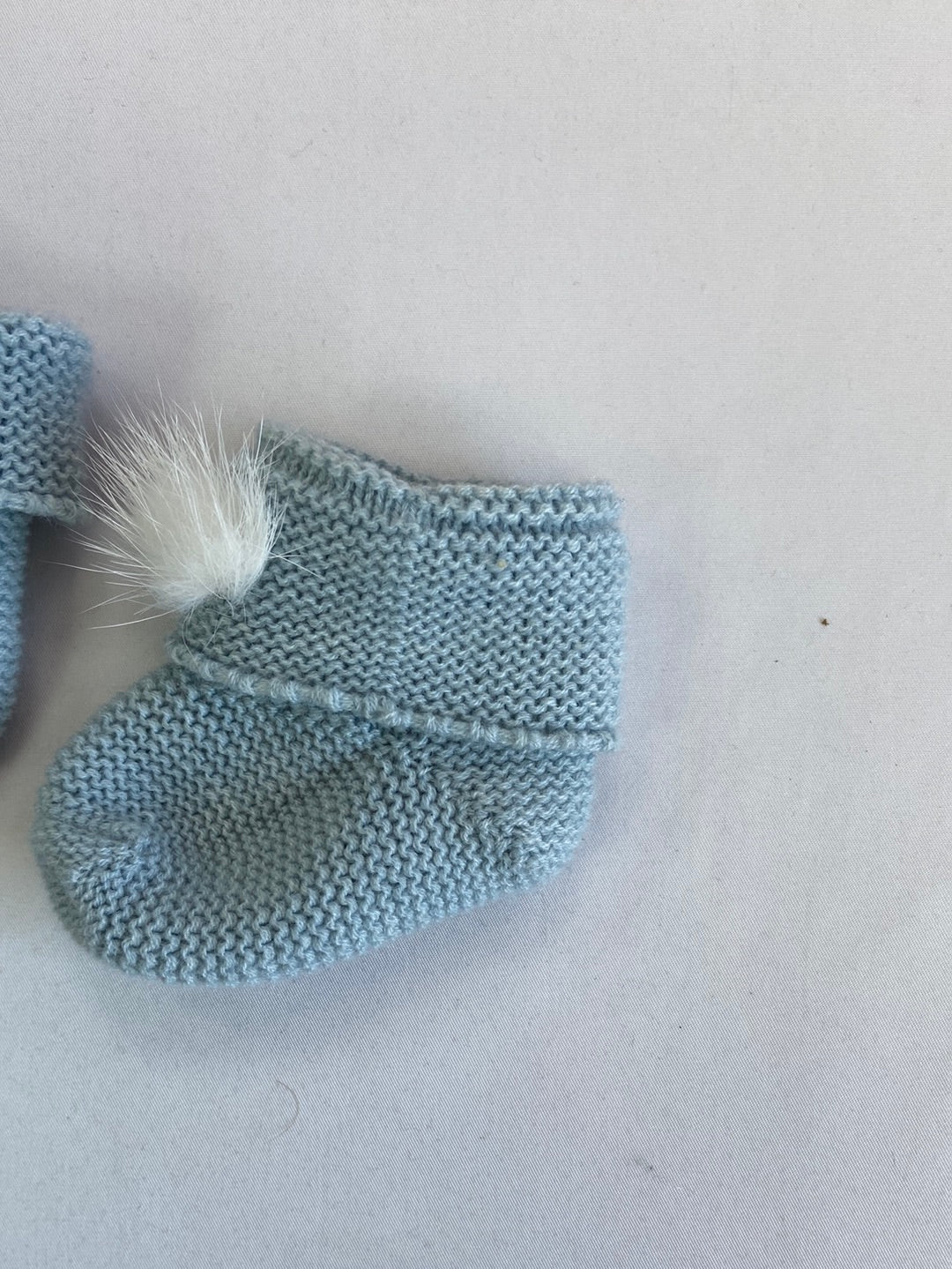 OTRAS. patucos azules punto pompón blanco T.9cm (6-12)