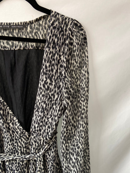 ZARA.Vestido cruzado animal print T.L