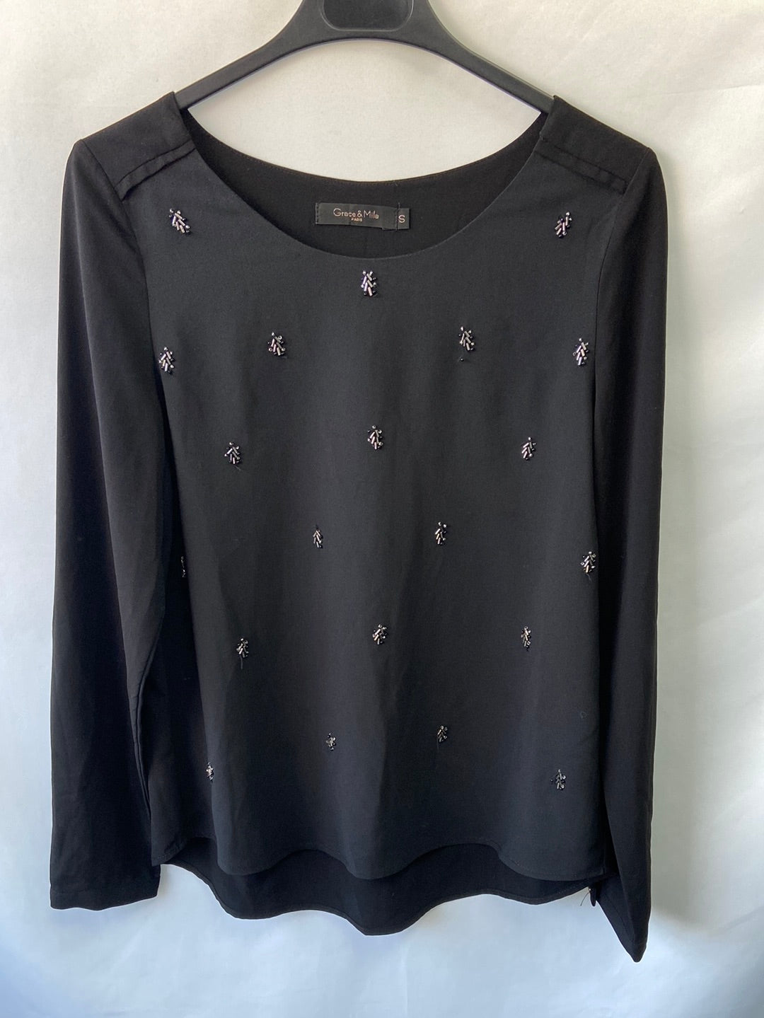 GRACE&MILA.Blusa negra pedrería T.s