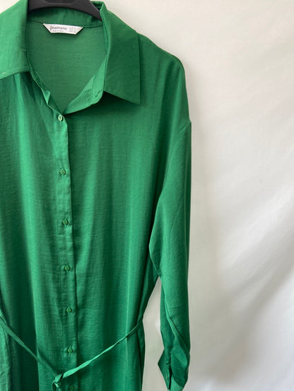 STRADIVARIUS.Vestido largo verde camisero T.s