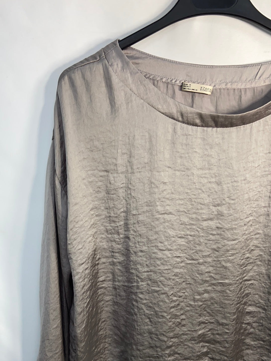 ZARA.blusa gris satinada T.s
