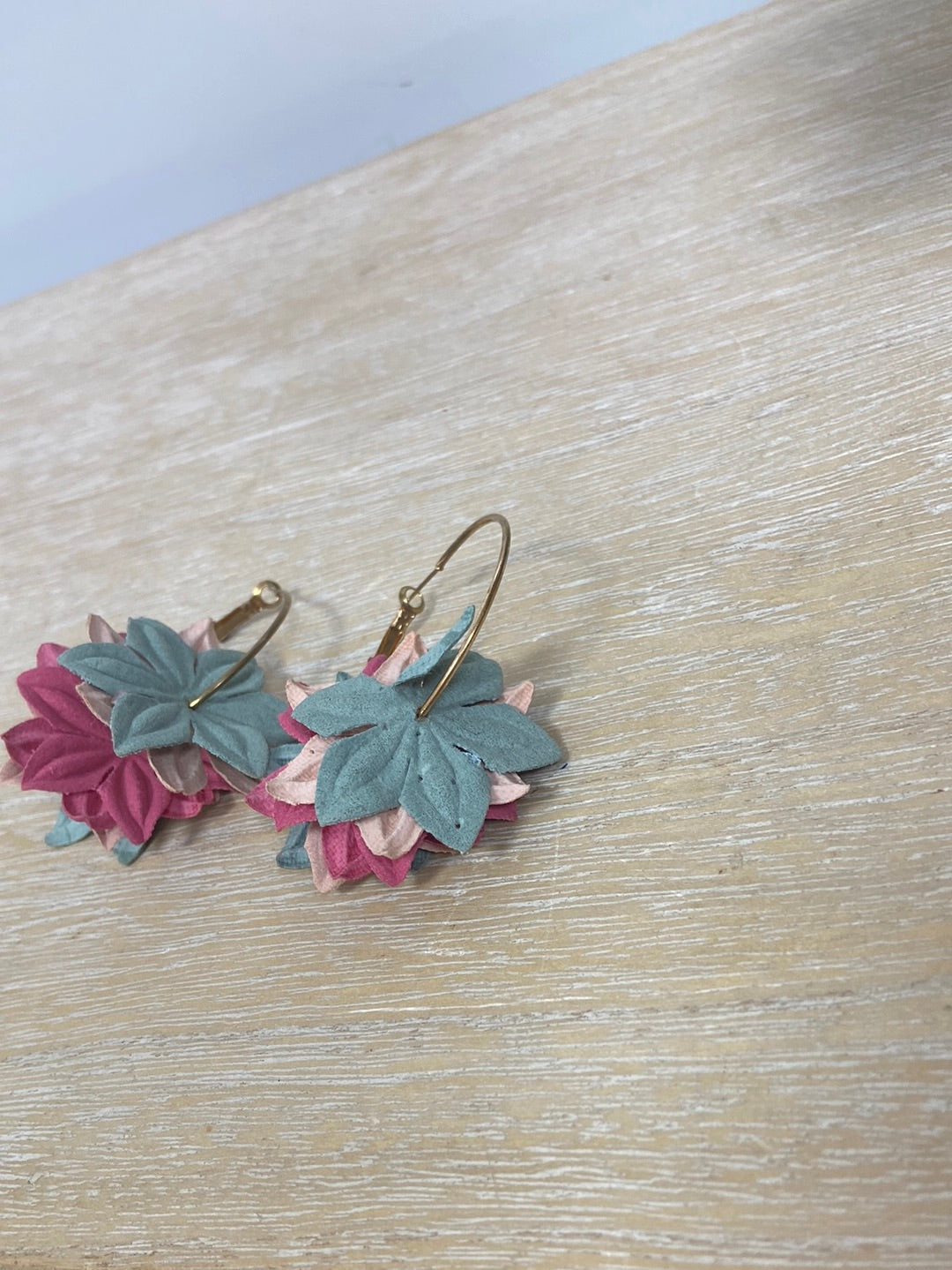 OTRAS.Aros dorados flores papel