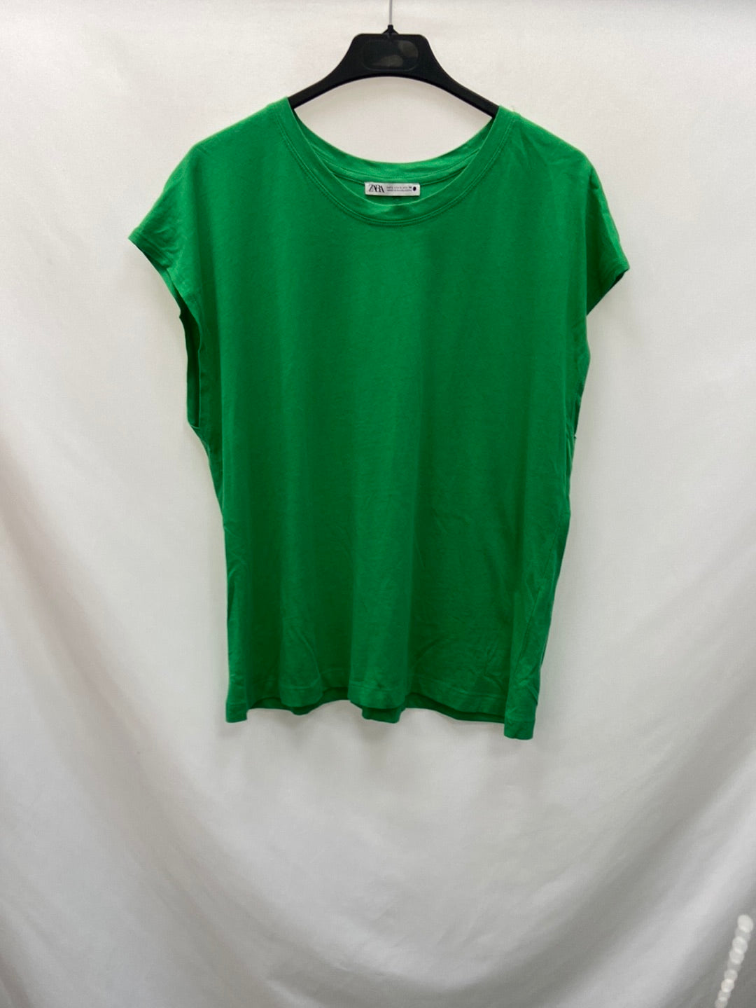 ZARA.Camiseta clásica verde T.L