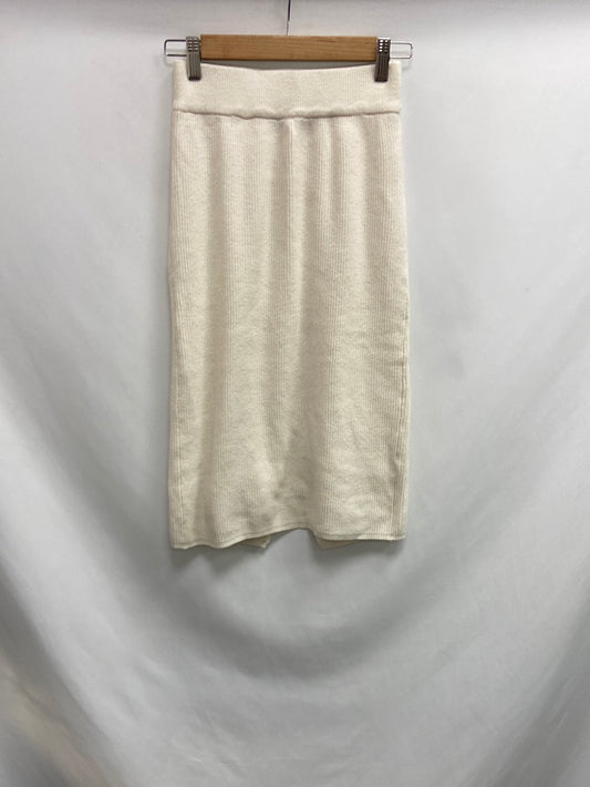BERSHKA. Falda punto blanco T.s