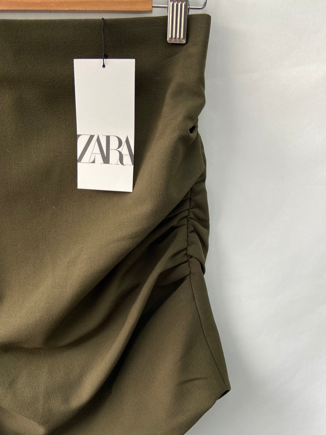 ZARA. Green gathered mini skirt Ts