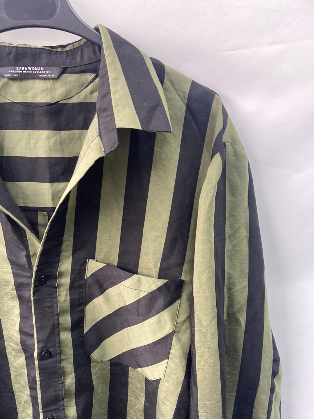 ZARA. Camisa rayas negras y verdes T.L
