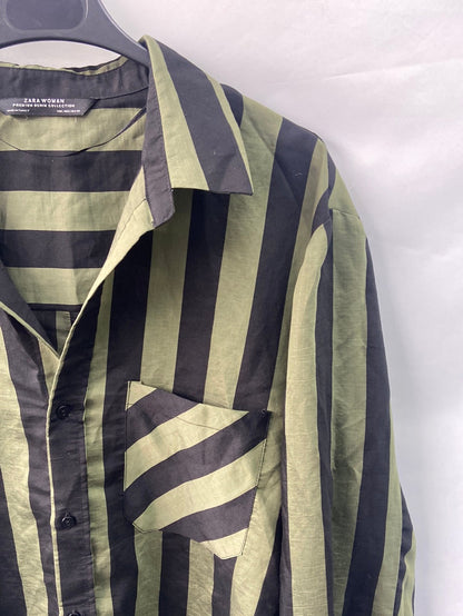 ZARA. Camisa rayas negras y verdes T.L