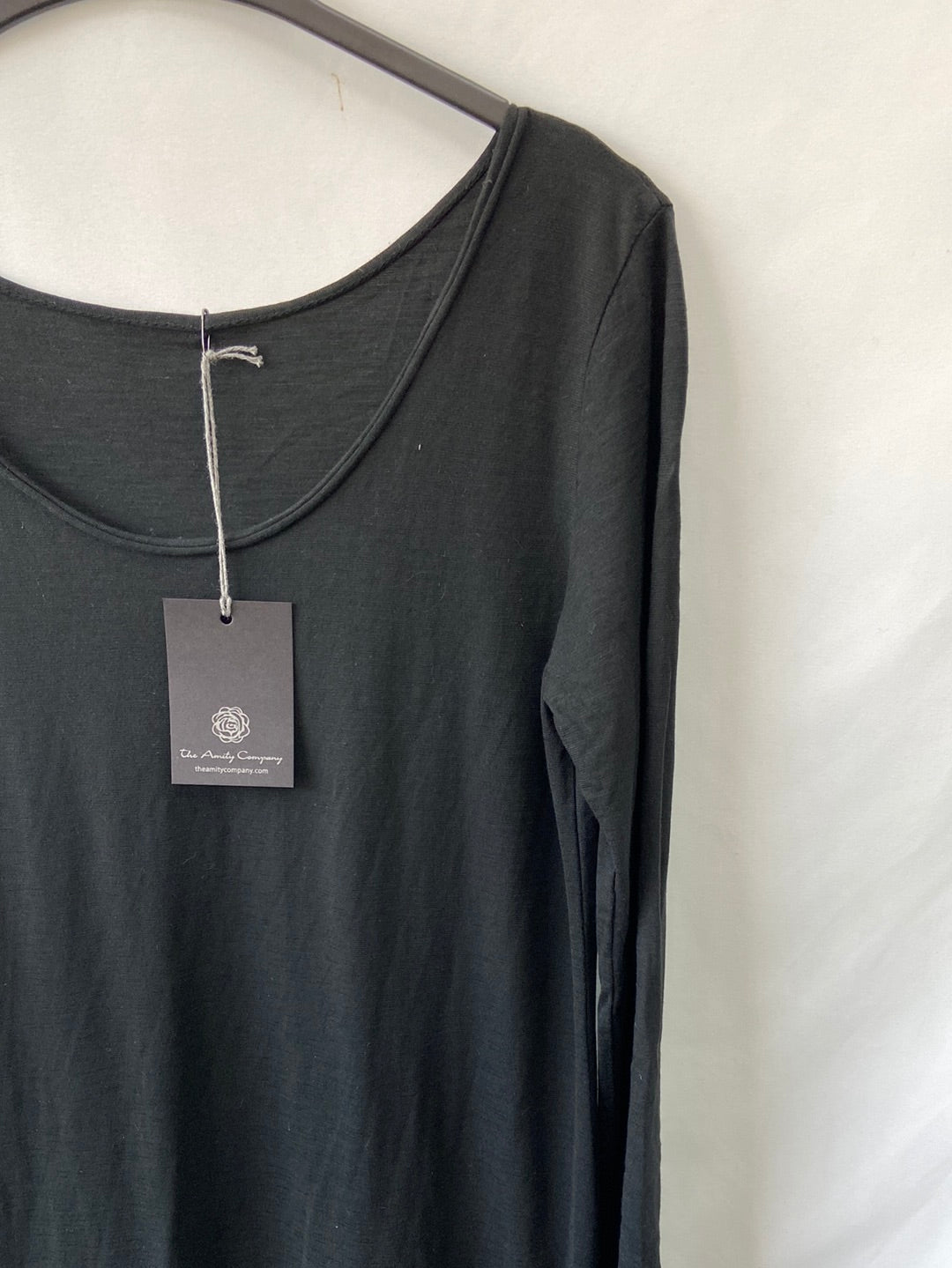 THE AMITY COMPANY.Vestido negro estilo camiseta Tu (m)