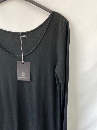 THE AMITY COMPANY.Vestido negro estilo camiseta Tu (m)