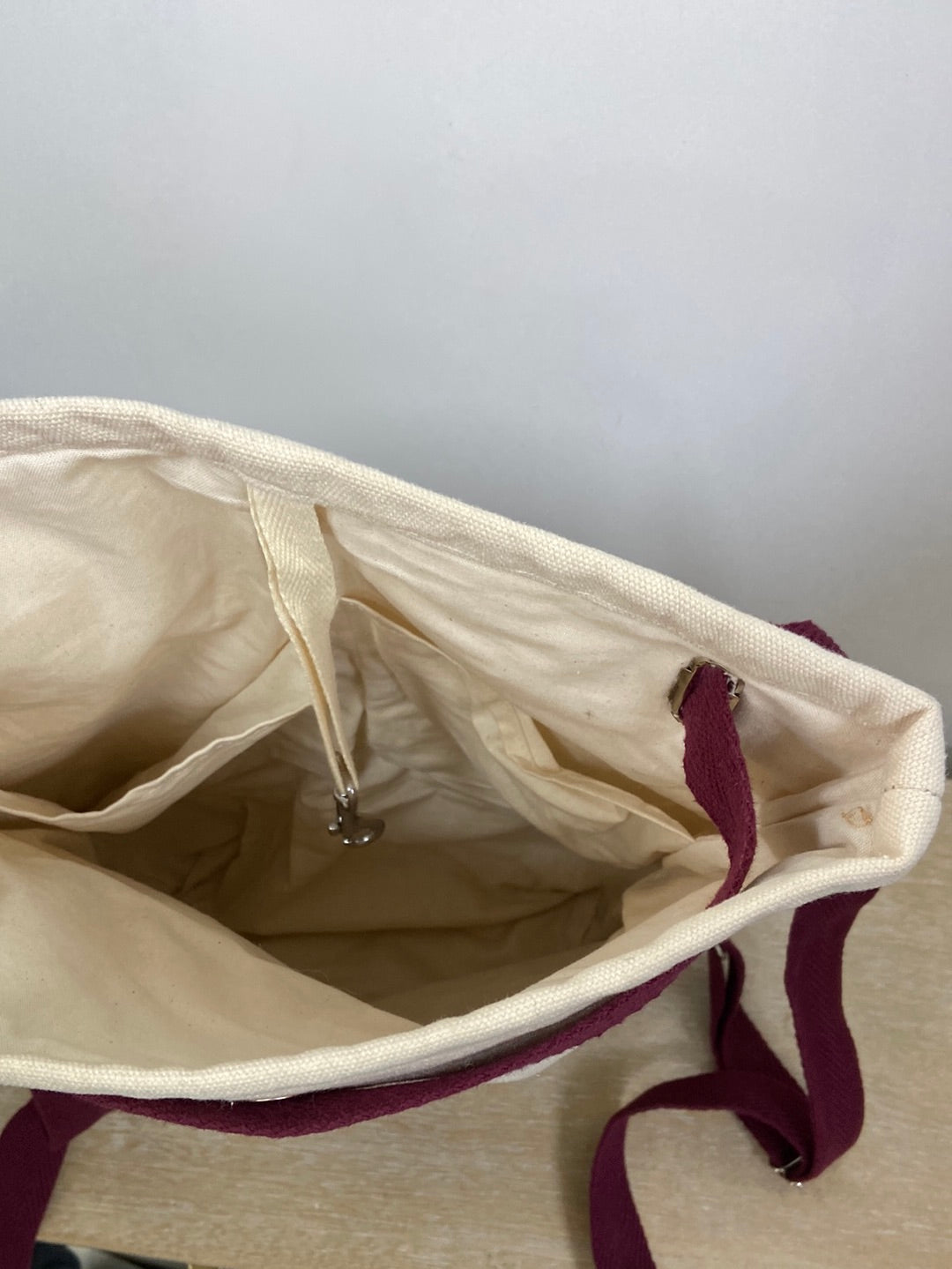 MUNDAYA. Double-textured backpacks