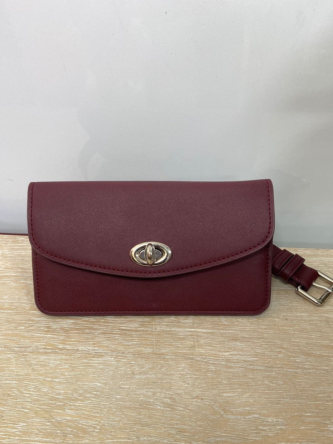 ZARA.Riñonera burdeos