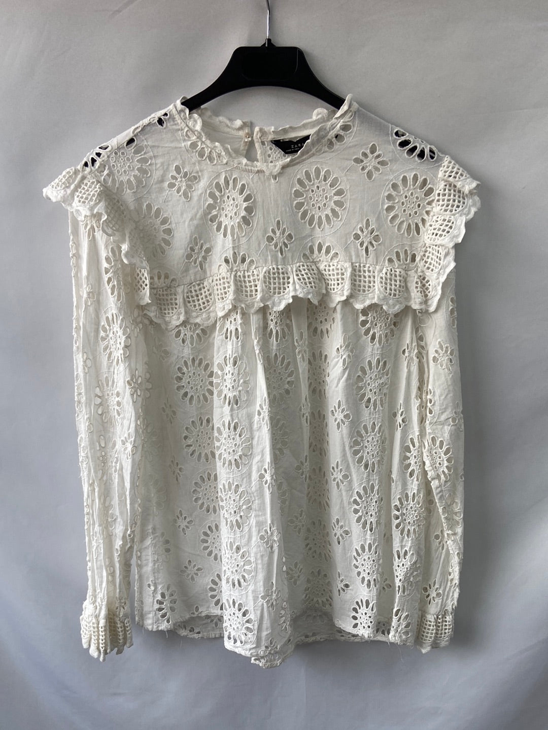 ZARA.Blusa blanca troquelada T.s