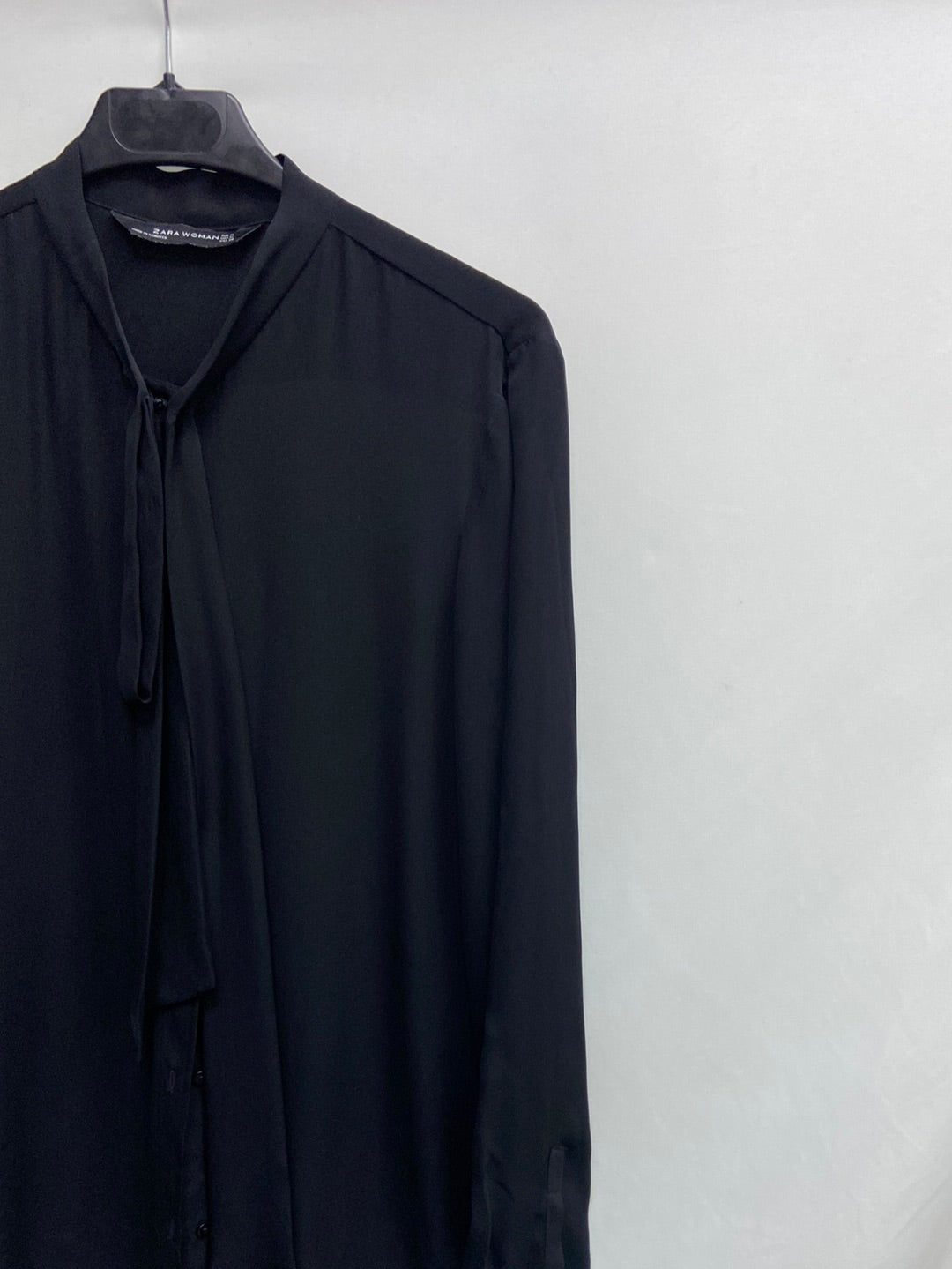 ZARA. Blusa negra lazada T.m