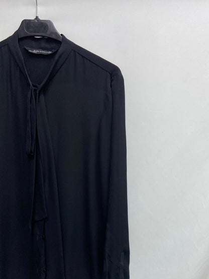 ZARA. Blusa negra lazada T.m