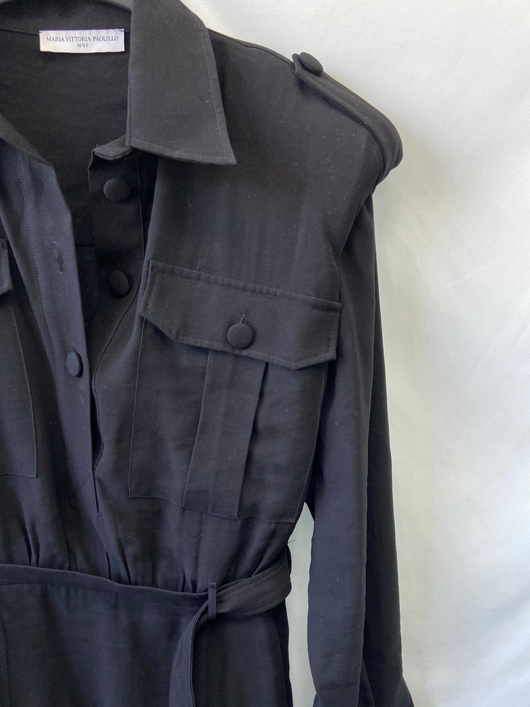 MARÍA VICTORIA PAOLILLO.Vestido negro hombreras T.L