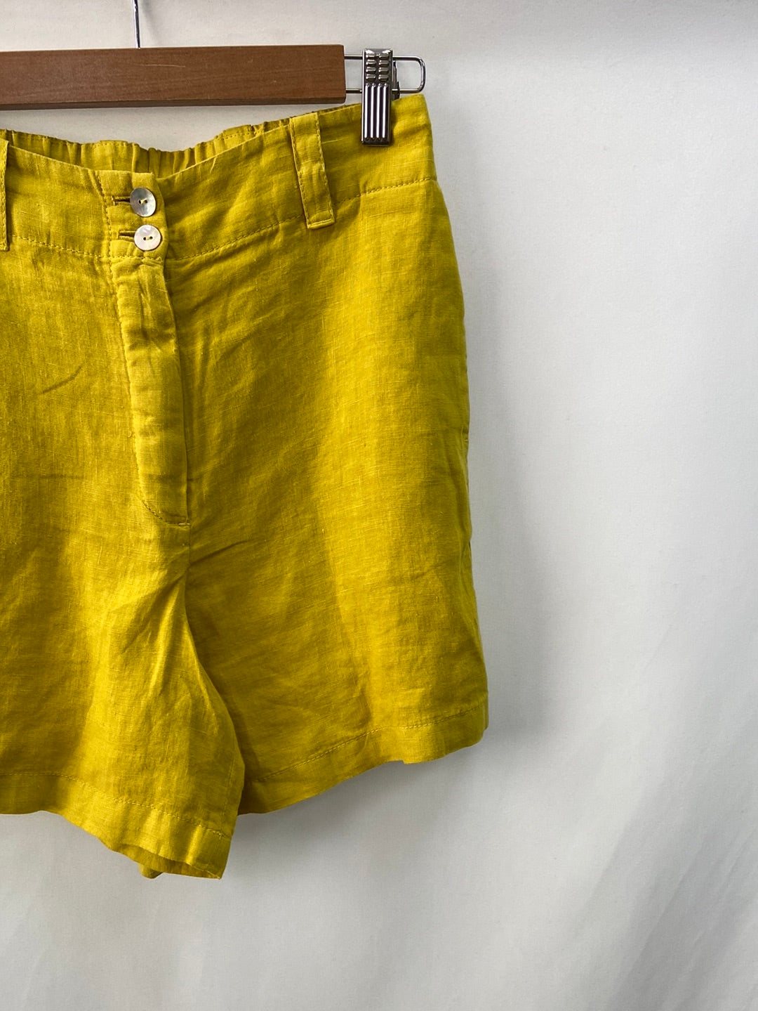 MASSIMO DUTTI.Bermudas lino amarillas T.36