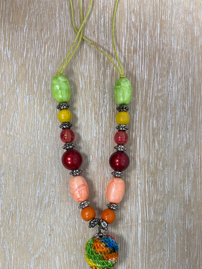OTRAS.Collar piedras y abalorios flecos