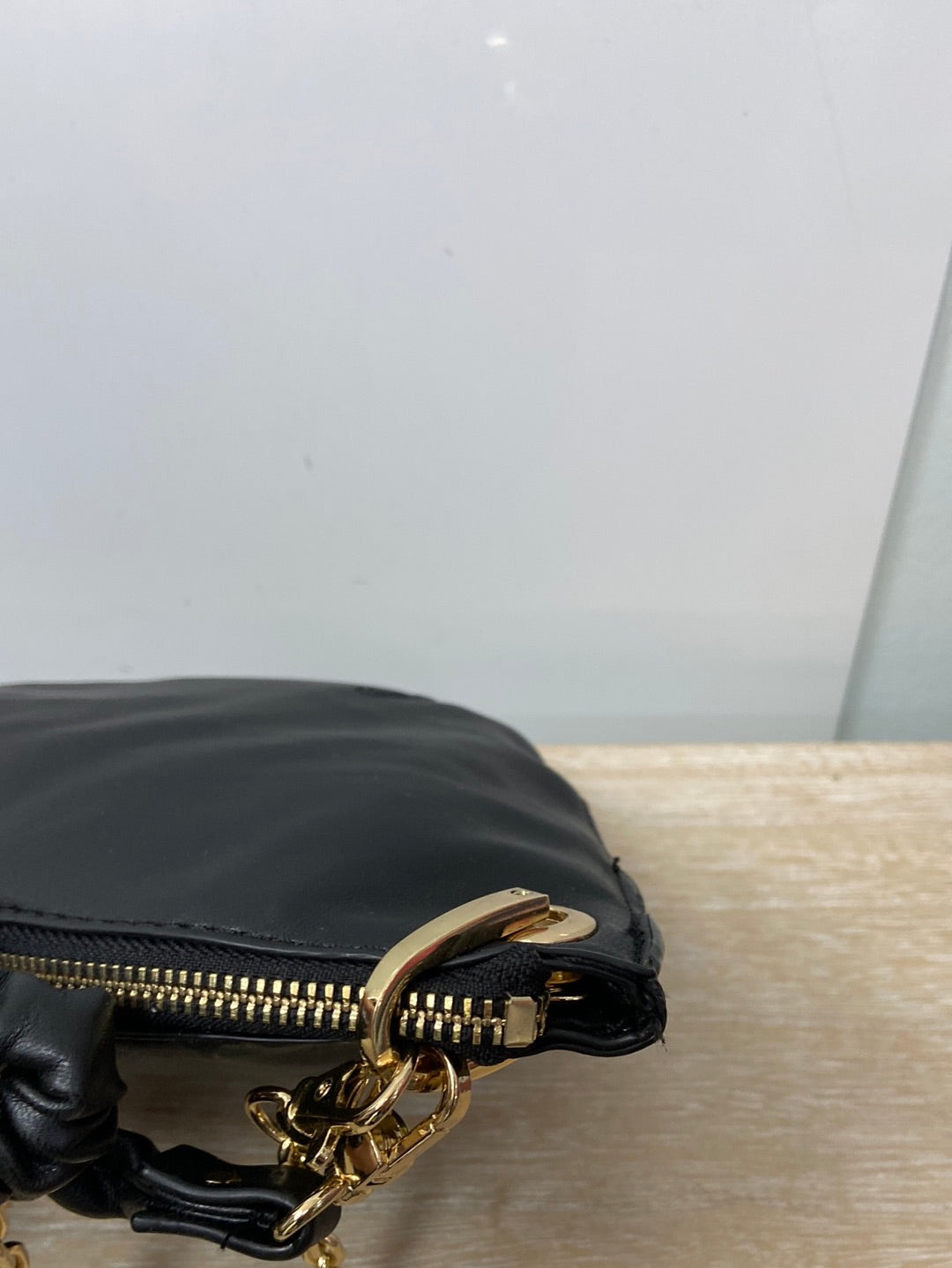 ZARA. bolso negro cadena dorada