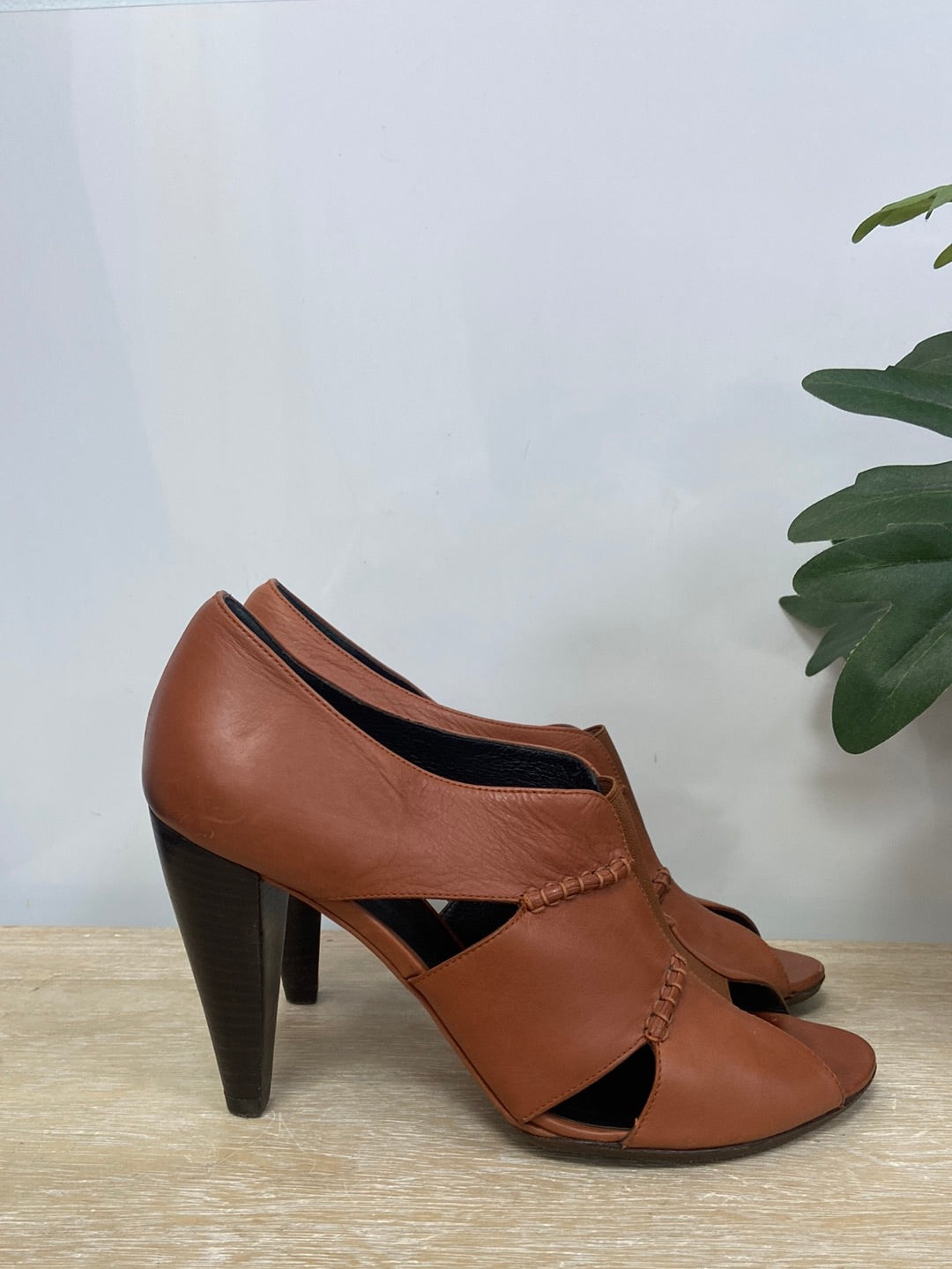VANESSA BRUNO. Open leather heels size 38
