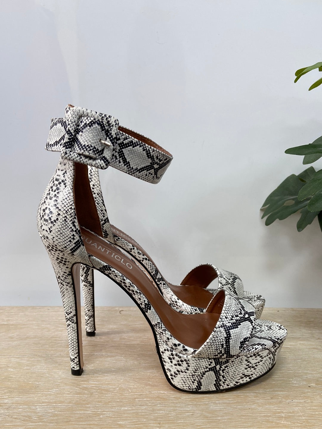QUANTICLO. Tacones animal print T.37