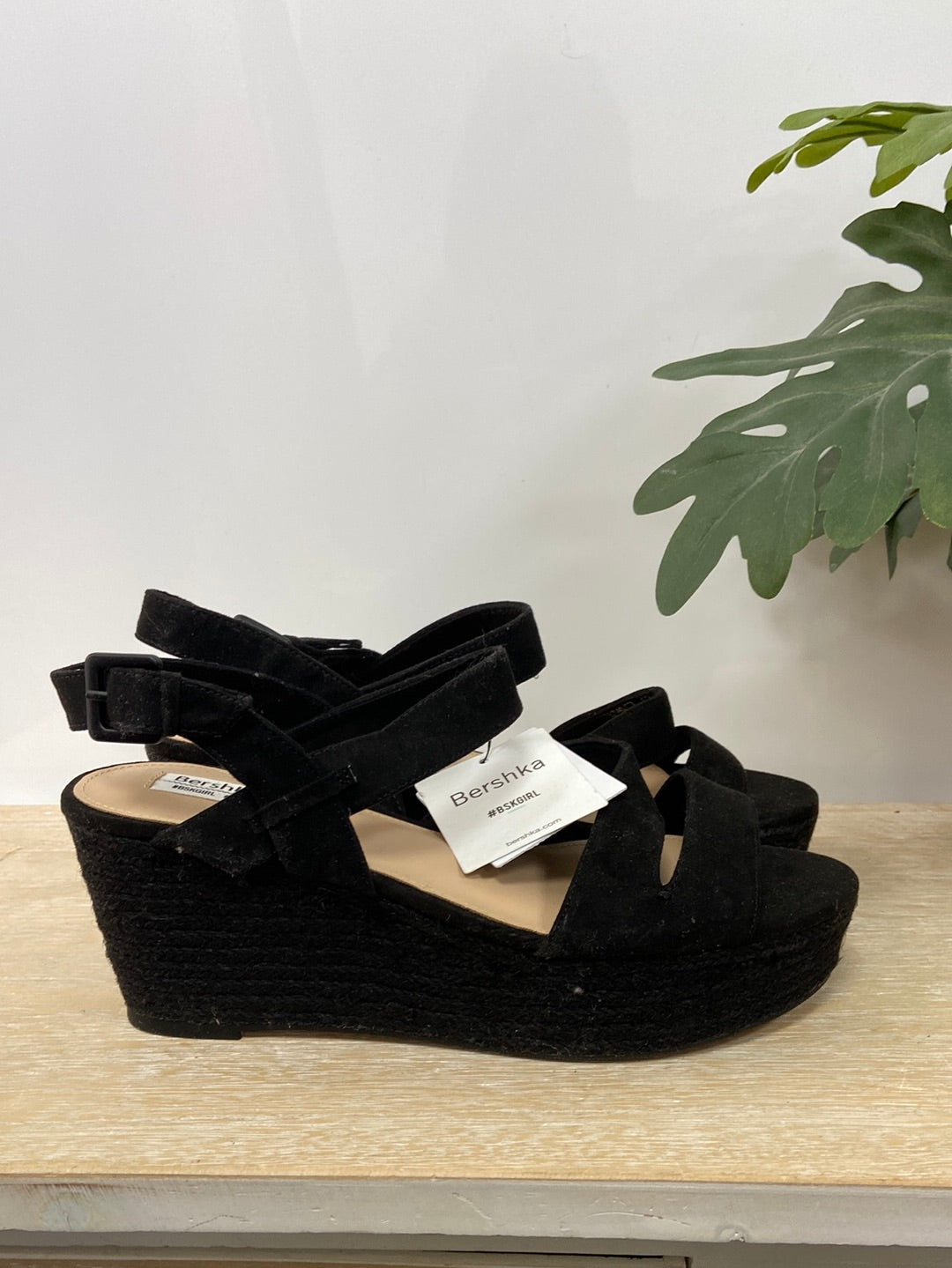 BERSHKA.Cuñas esparto negras T.38