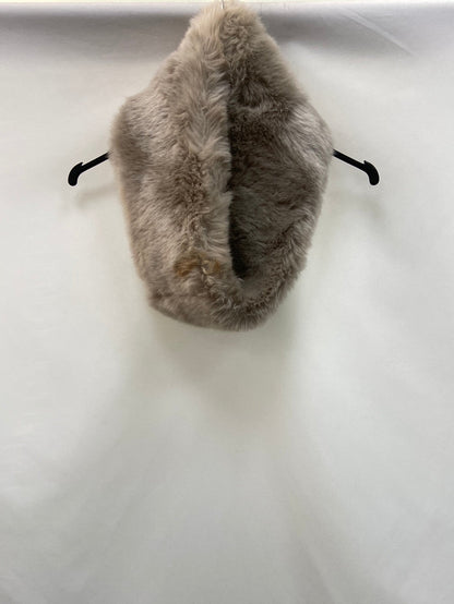 WHITE LABEL. Cuello de pelo beige