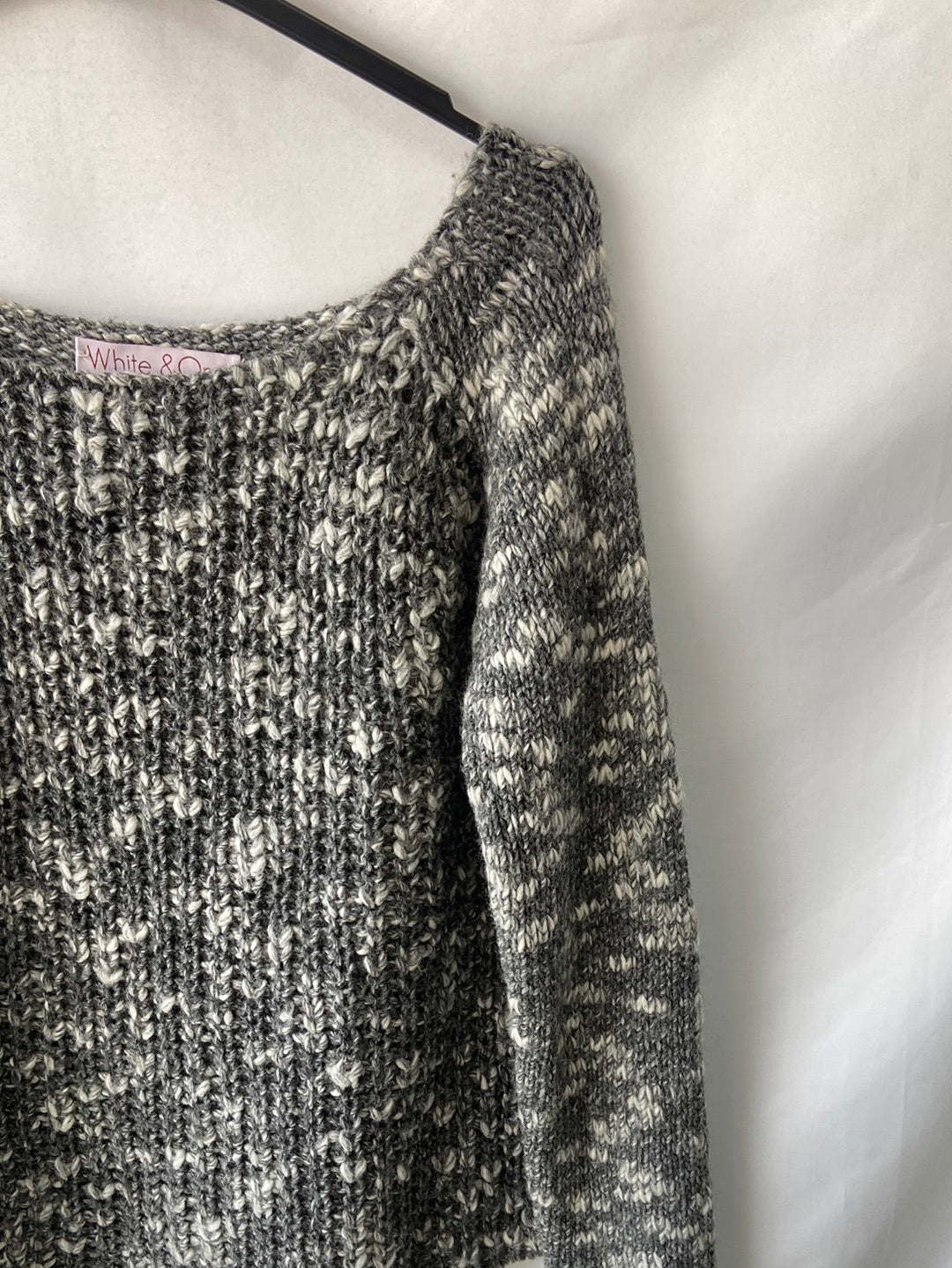 WHITE & ONE. Jersey M-L