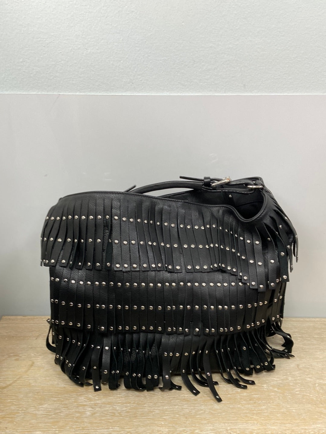 MarketUTERQÜE.Bolso negro flecos y tachuelas