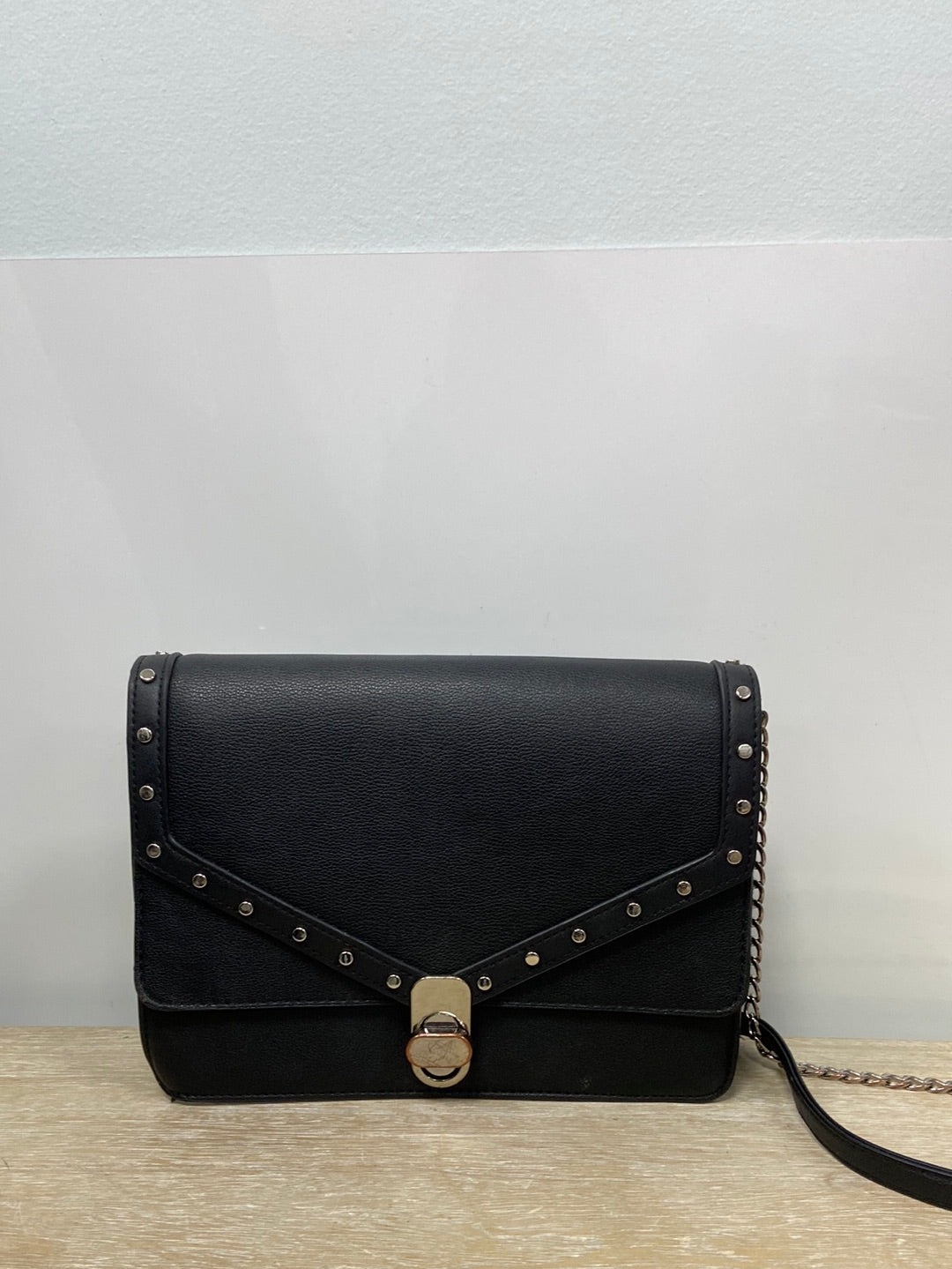 STRADIVARIUS. bolso negro tachuelas (tara)