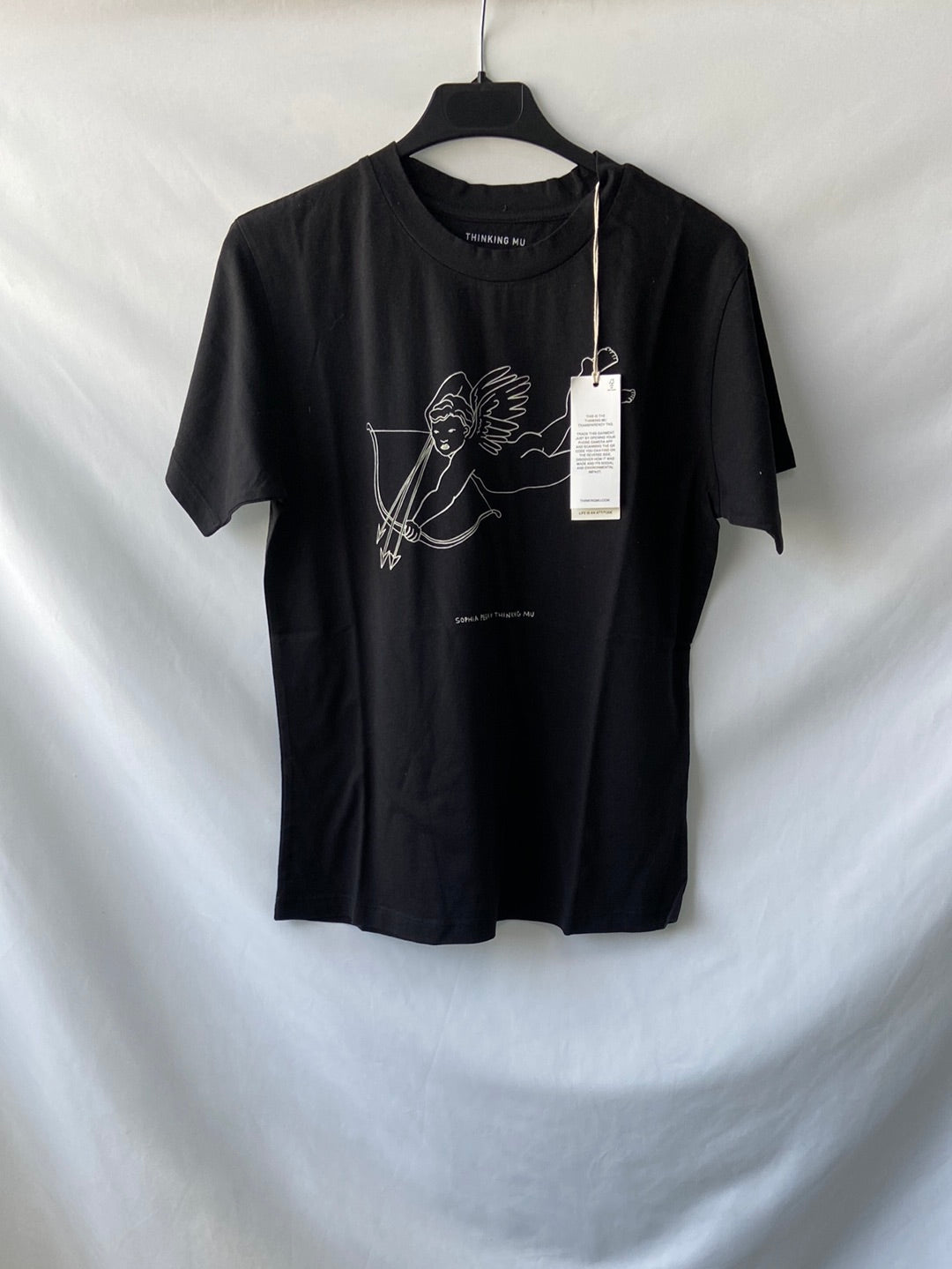 THINKING MU. Camiseta negra ángel  T.m